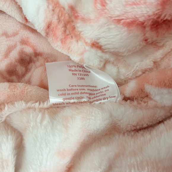 Girls floral rose pink plush throw coquette romantic grandmillennial blanket - Picture 7 of 7